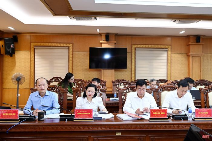 Đồng chí Nguyễn Hồng Lĩnh - Phó Bí thư Thường trực Tỉnh ủy, Chủ tịch HĐND tỉnh và các đại biểu dự hội nghị.