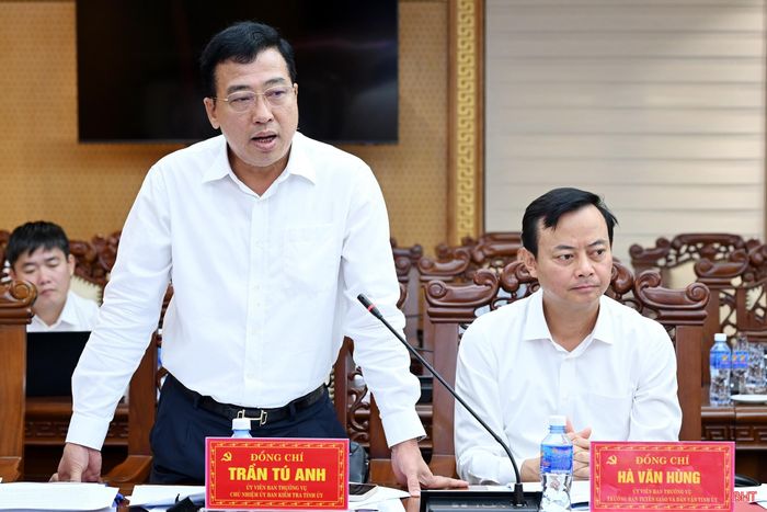 Đồng chí Trần Tú Anh - Chủ nhiệm UBKT Tỉnh ủy phát biểu tại hội nghị.