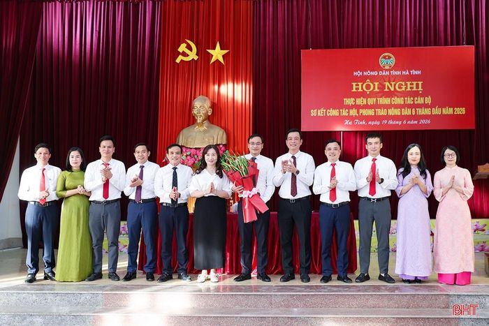 Các đồng chí lãnh đạo tỉnh và đại biểu tặng hoa chúc mừng tân Chủ tịch Hội Nông dân tỉnh.