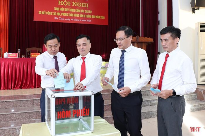 Ban Thường vụ Hội Nông dân tỉnh bỏ phiếu bầu chức danh Chủ tịch Hội Nông dân.