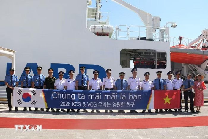 Đoàn đại biểu Cảnh sát biển Việt Nam và Đại diện Lực lượng Bảo vệ bờ biển Hàn Quốc chụp ảnh lưu niệm. (Ảnh: Trường Giang/TTXVN)