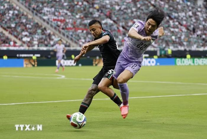 Pha tranh bóng giữa tiền vệ Mexico Roberto Alvarado (số 25) và hậu vệ Hàn Quốc South Korea's Seol Young-woo (số 22). (Ảnh: AFP/TTXVN)