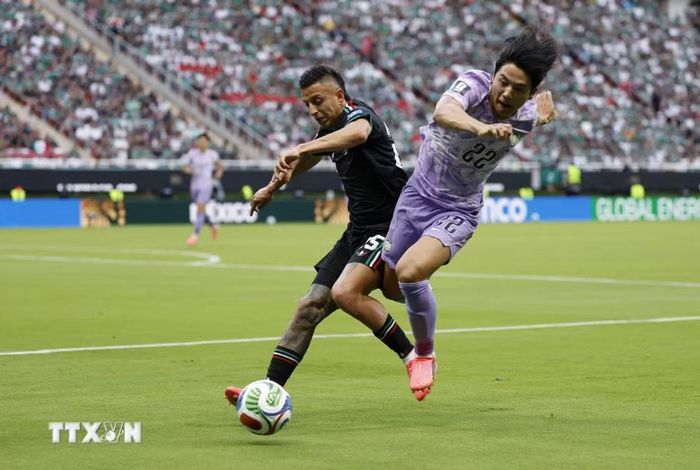 Pha tranh bóng giữa tiền vệ Mexico Roberto Alvarado (số 25) và hậu vệ Hàn Quốc Seol Young-woo (số 22). (Ảnh: AFP/TTXVN)