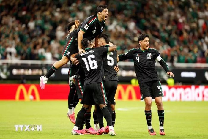 Các cầu thủ Mexico ăn mừng bàn thắng mở tỷ số của tiền vệ Luis Romo (số 7) ở phút 50. (Ảnh: AFP/TTXVN)