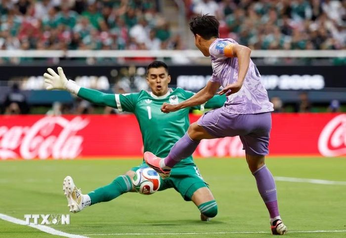 Pha cứu thua của thủ thành Mexico Raul Rangel. (Ảnh: AFP/TTXVN)