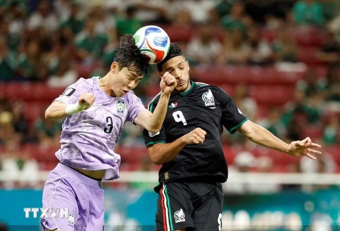 Pha tranh bóng giữa cầu thủ Hàn Quốc và Mexico. (Ảnh: AFP/TTXVN)
