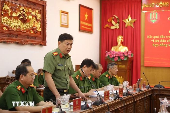 Đại tá Mai Điền Phương, Trưởng Phòng Tham mưu, Công an Thành phố Hồ Chí Minh, thông tin tại buổi họp báo. (Ảnh: Hồng Đạt/TTXVN)