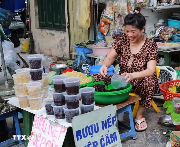 Rượu nếp - thức quà không thể thiếu trong ngày tết Đoan Ngọ. (Ảnh: Khánh Hòa/TTXVN)