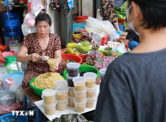 Rượu nếp - thức quà không thể thiếu trong ngày tết Đoan Ngọ. (Ảnh: Khánh Hòa/TTXVN)