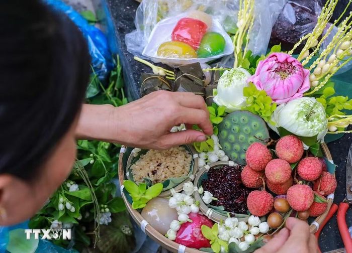 Sắp lễ cho ngày tết Đoan Ngọ. (Ảnh: Khánh Hòa/TTXVN)
