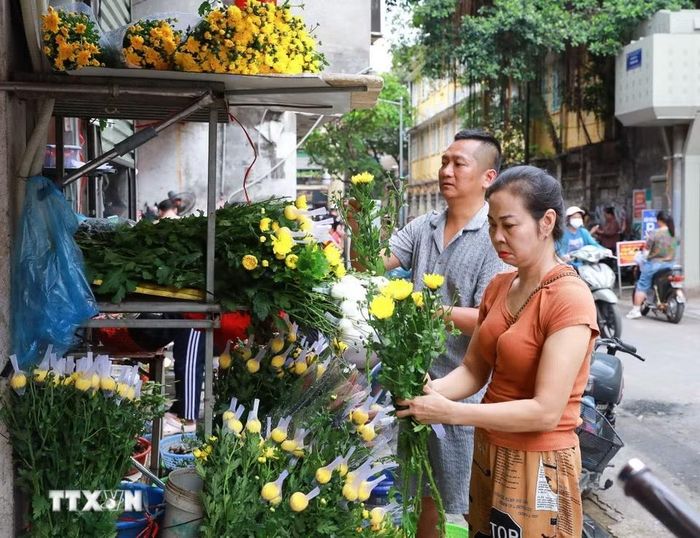 Không khí mua bán tại chợ Thanh Hà (phường Hoàn Kiếm). (Ảnh: Khánh Hòa/TTXVN)