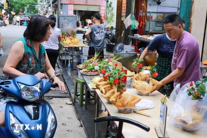 Không khí mua bán tại chợ Hàng Bè (phường Hoàn Kiếm). (Ảnh: Khánh Hòa/TTXVN)