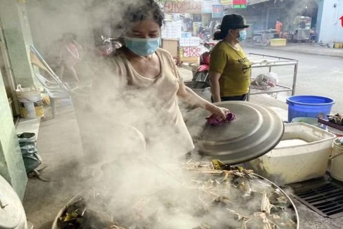 Nghề làm bánh ú nước tro Tết Đoan Ngọ. (Nguồn: TTXVN)