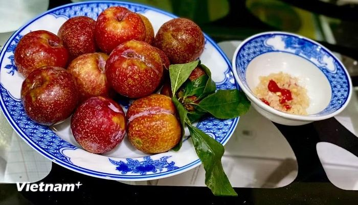 Mận hậu-loại quả không thể thiếu trong ngày Tết Đoan Ngọ. (Nguồn: Vietnam+)
