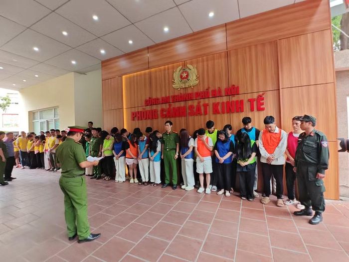 Các đối tượng tại cơ quan công an. (Ảnh: CAHN)