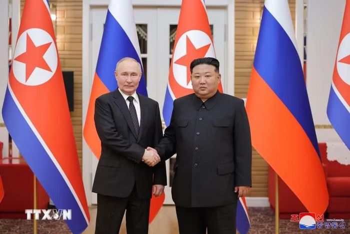 Nhà lãnh đạo Triều Tiên Kim Jong-un (phải) và Tổng thống Nga Vladimir Putin trong cuộc hội đàm tại Bình Nhưỡng ngày 19/6/2024. (Ảnh: Yonhap/TTXVN)