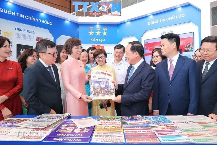 Đồng chí Trịnh Văn Quyết, Ủy viên Bộ Chính trị, Bí thư Trung ương Đảng, Trưởng Ban Tuyên giáo và Dân vận Trung ương và các đồng chí lãnh đạo thăm gian trưng bày của TTXVN tại Hội báo toàn quốc 2026. (Ảnh: Minh Quyết/TTXVN)