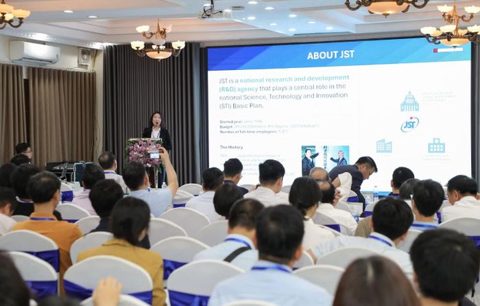 Bà Reiko Yuguchi, Giám đốc Văn phòng Singapore của Cơ quan Khoa học và Công nghệ Nhật Bản chia sẻ tại hội thảo. (Ảnh: Vietnam+)