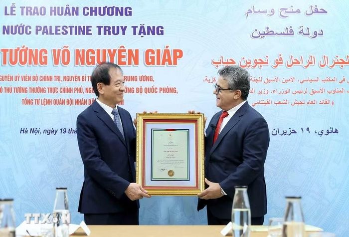 Đại sứ Đặc mệnh toàn quyền Nhà nước Palestine tại Việt Nam Saadi Salama trao tặng Huân chương Đại Huân đai, phần thưởng cao quý của Nhà nước Palestine cho đại diện gia đình cố Đại tướng Võ Nguyên Giáp. (Ảnh: An Đăng/TTXVN)