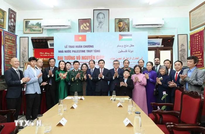 Phó Thủ tướng, Bộ trưởng Quốc phòng Phan Văn Giang cùng đại biểu và thân nhân gia đình Đại tướng Võ Nguyên Giáp tại buổi lễ. (Ảnh: An Đăng/TTXVN)