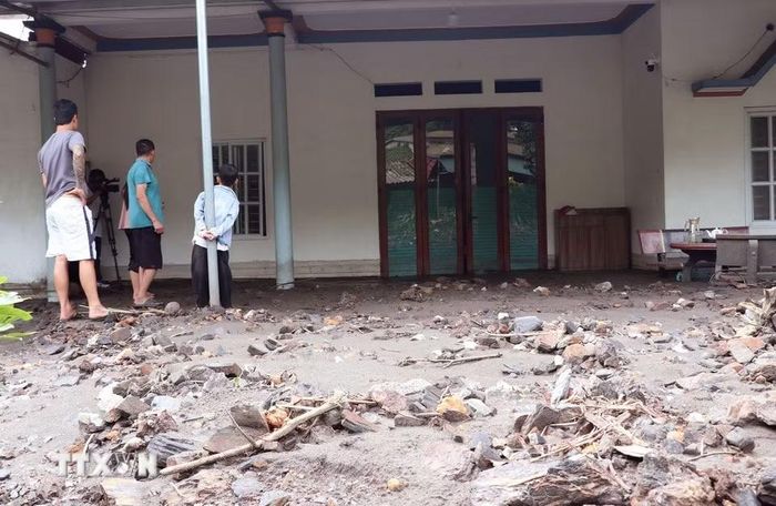 Lớp bùn đất dày phủ kín nền nhà của người dân sau mưa lớn. (Ảnh: Đức Thọ/TTXVN)
