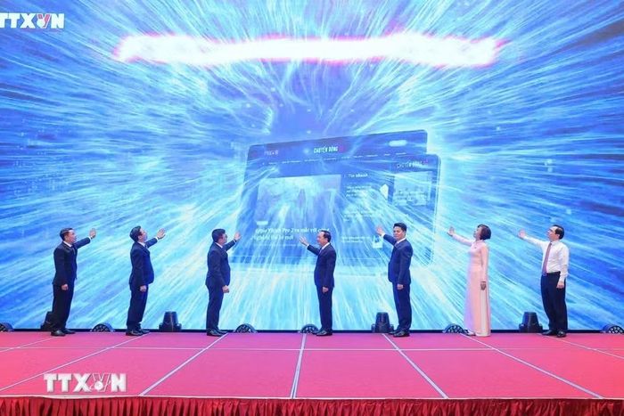 Các đại biểu thực hiện Nghi thức khai trương chuyên trang thông tin "Chuyển động số" của TTXVN. (Ảnh: Minh Quyết/TTXVN)