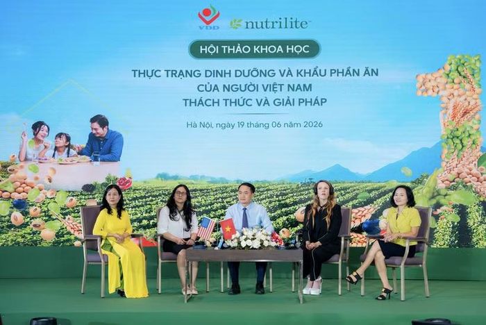 Các chuyên gia thảo luận về thực trạng dinh dưỡng và khẩu phần ăn của người Việt Nam. (Ảnh: PV/Vietnam+)