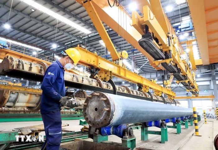 Hoạt động sản xuất tại xưởng sản xuất trụ bê tông ly tâm của doanh nghiệp có vốn đầu tư trực tiếp nước ngoài (FDI). (Ảnh: Hồng Đạt/TTXVN)