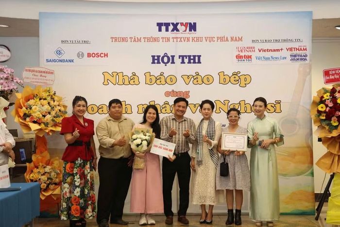 NSND Mỹ Uyên (ngoài cùng phải) và bà Nguyễn Thu Nga (ngoài cùng trái), Phó Chủ tịch Hội Doanh nhân Sài Gòn trao giải cho các đội thi. (Ảnh: PV/Vietnam+)