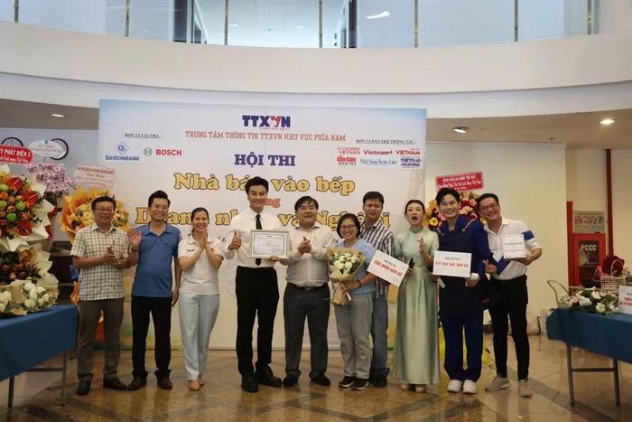 Ông Nguyễn Quốc Tuấn (thứ 5 từ trái qua), Bí thư Đảng ủy, Giám đốc Trung tâm Thông tin TTXVN khu vực phía Nam trao giải Nhất hội thi cho đội Cụm Đông Nam bộ. (Ảnh: PV/Vietnam+)