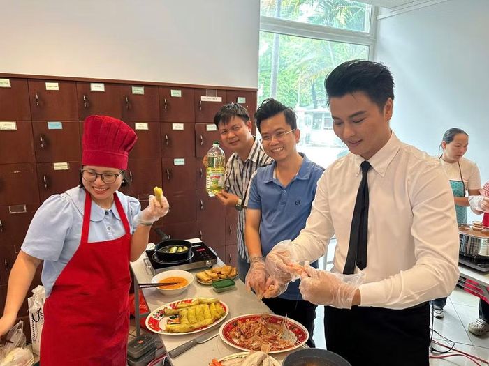 NSƯT Võ Minh Lâm "sắn tay" vào bếp cùng các nhà báo cụm các cơ quan thường trú TTXVN khu vực Đông Nam bộ. (Ảnh: PV/Vietnam+)