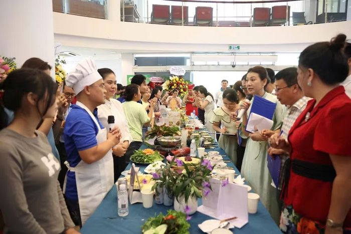Ban Giám khảo "phỏng vấn" các đội về phần thi. (Ảnh: PV/Vietnam+)