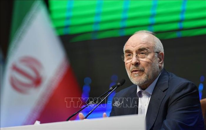 Chủ tịch Quốc hội Iran Mohammad-Bagher Ghalibaf phát biểu tại cuộc họp báo ở Tehran. Ảnh: THX/TTXVN