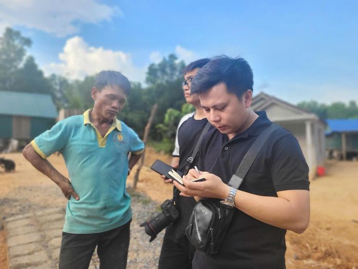 Nhà báo Võ Mạnh Hùng (Báo điện tử VietnamPlus của TTXVN) trong chuyến đi thâm nhập thực tế lấy tư liệu viết tin bài.