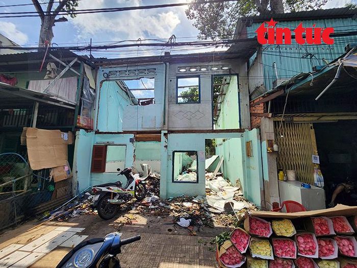 Người dân tại đây cho biết, việc tháo dỡ nhà cửa ít nhiều ảnh hưởng đến sinh hoạt, kinh doanh của gia đình. Tuy nhiên, họ cho rằng đây là dự án phục vụ lợi ích chung nên các hộ dân ủng hộ.