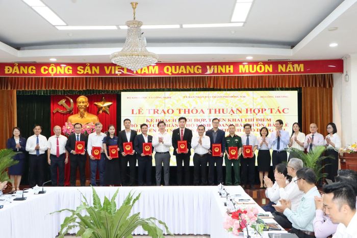 Trao thỏa thuận hợp tác, triển khai thí điểm hỗ trợ cửa hàng, hộ kinh doanh bán buôn, bán lẻ chuyển đổi số trên địa bàn thành phố Đồng Nai cho đại diện các doanh nghiệp công nghệ số và đơn vị đồng hành.