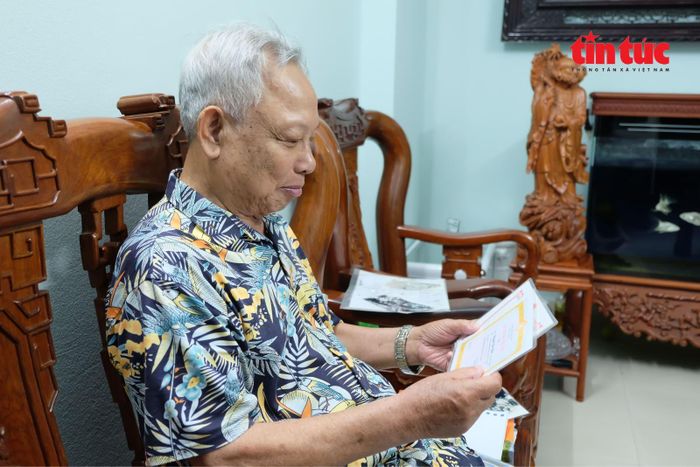 NSND Nguyễn Văn Nẫm bồi hồi xem lại những kỷ vật gắn liền với một thời làm phóng viên chiến trường.