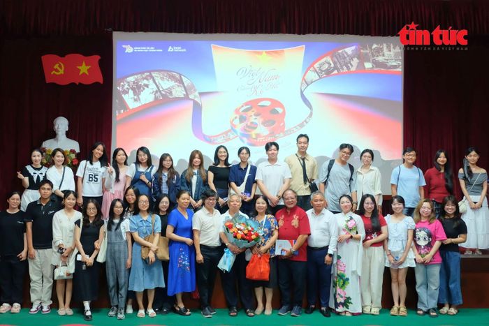Đông đảo các bạn trẻ chụp ảnh lưu niệm cùng NSND Nguyễn Văn Nẫm sau buổi chia sẻ về những thước phim tư liệu quý giá.