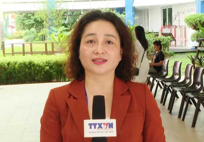 Phóng viên TTXVN tác nghiệp tại một điểm bầu cử trong cuộc tổng tuyển cử tại Singapore tháng 5/2025.
