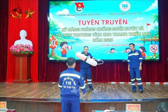 Đoàn Thanh niên xã Vũ Thư phối hợp với Đội cứu hộ, cứu nạn 116 (Hưng Yên) tổ chức tuyên truyền về kỹ năng phòng chống đuối nước và tai nạn thương tích cho thanh thiếu nhi. Ảnh: TTXVN phát