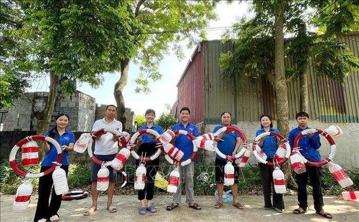 Đoàn Thanh niên xã Tiên La sáng tạo, thực hiện mô hình “lốp xe cứu hộ” để phòng chống đuối nước trên địa bàn. Ảnh: Thế Duyệt/TTXVN