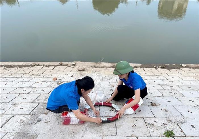 Đoàn Thanh niên xã Tiên La sáng tạo, thực hiện mô hình “lốp xe cứu hộ” để phòng chống đuối nước trên địa bàn. Ảnh: Thế Duyệt/TTXVN