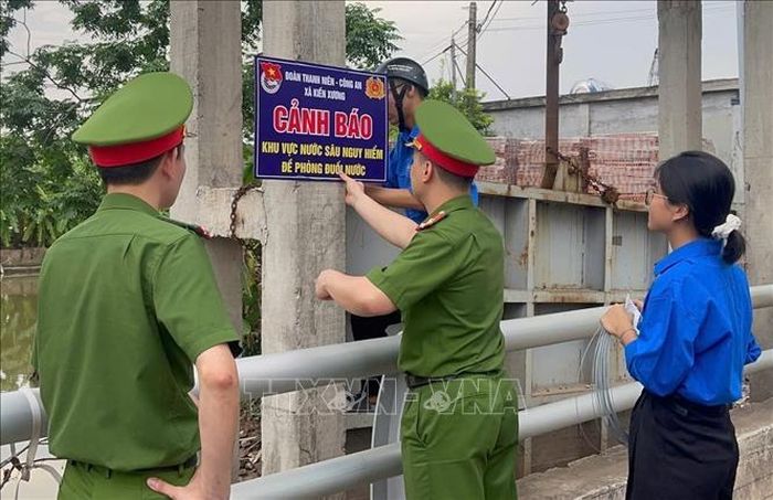 Tỉnh đoàn Hưng Yên chỉ đạo Đoàn Thanh niên tất cả các xã, phường cắm biển cảnh báo tại các khu vực nước sâu, nguy hiểm trên địa bàn. Ảnh: Thế Duyệt/TTXVN