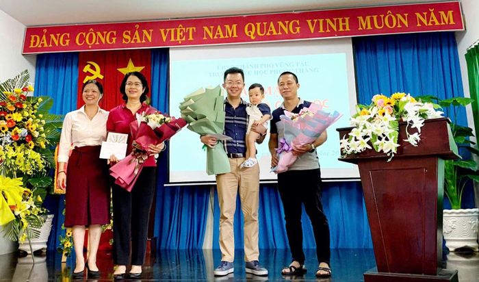 Trường Tiểu học Phước Thắng (TP Vũng Tàu), ngôi trường có các cô giáo là vợ các cán bộ, chiến sĩ đang công tác tại Tiểu đoàn DK1 được nhà báo Hoàng Trường Giang kết nối nhà hảo tâm để duy trì một lớp học phổ cập ban đêm. Ảnh: NVCC