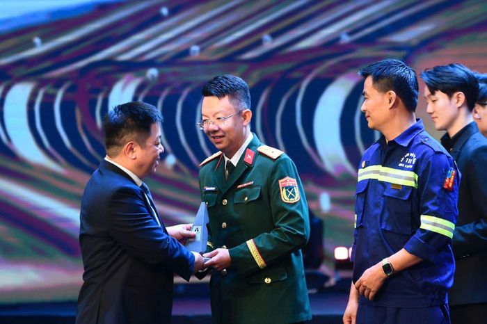 Trung tá, nhà báo Hoàng Trường Giang (Báo Quân đội nhân dân) nhận giải thưởng hạng mục Dự án truyền cảm hứng. Ảnh: NVCC