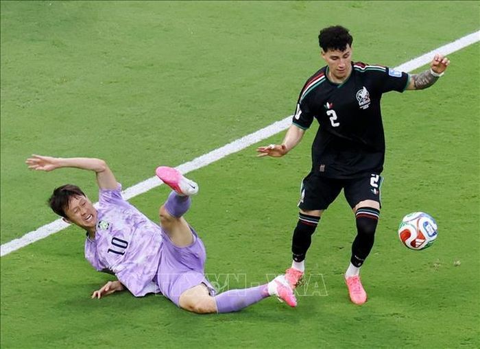 Pha tranh bóng giữa cầu thủ Lee Jae-sung của Hàn Quốc và Jorge Sanchez của Mexico. Ảnh: YONHAP/TTXVN.