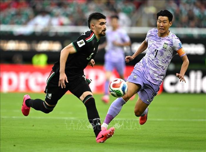 Pha tranh bóng giữa cầu thủ Johan Vasquez (trái) đội tuyển Mexico và Son Heung-min đội tuyển Hàn Quốc. Ảnh: THX/TTXVN.