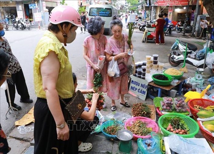 Không khí mua bán tại chợ Hàng Bè (phường Hoàn Kiếm).