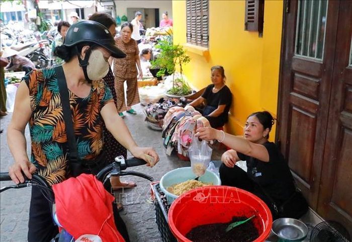 Không khí mua bán tại chợ Thanh Hà (phường Hoàn Kiếm).