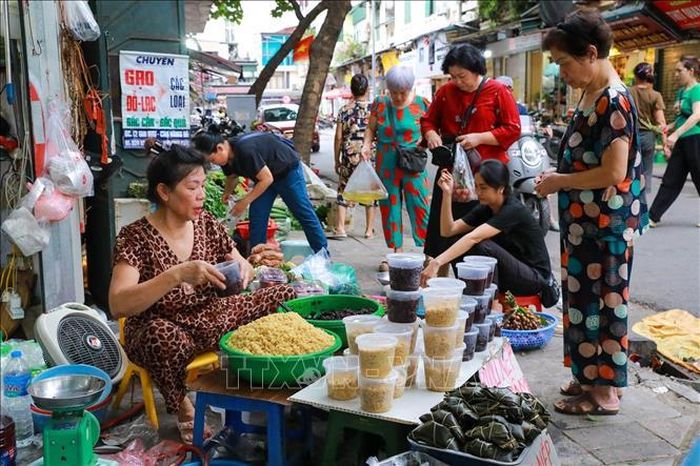 Không khí mua bán tại chợ Hàng Bè (phường Hoàn Kiếm).